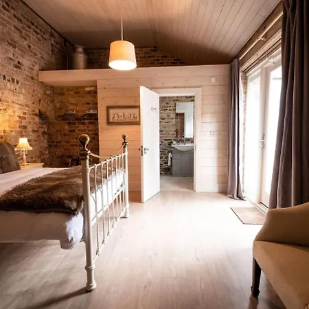Historical Three-bedroom Townhouse Privat bolig